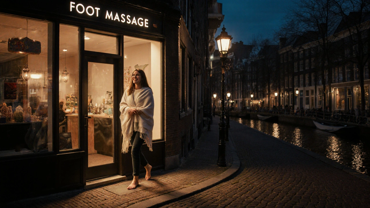 Ontspannen klant verlaat voetmassagestudio in de verlichte Jordaan.