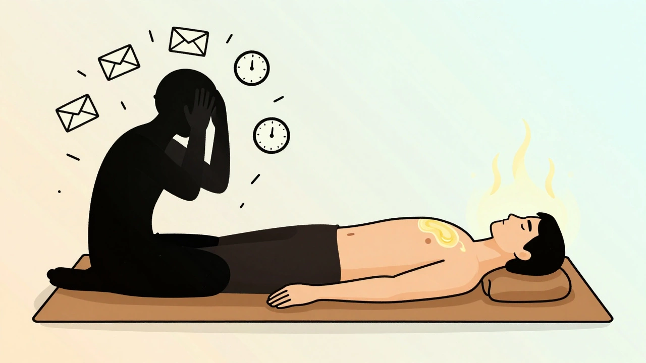 Een figuur in twee helften: links gestrest met digitale druk, rechts ontspannen in warm licht en rust.