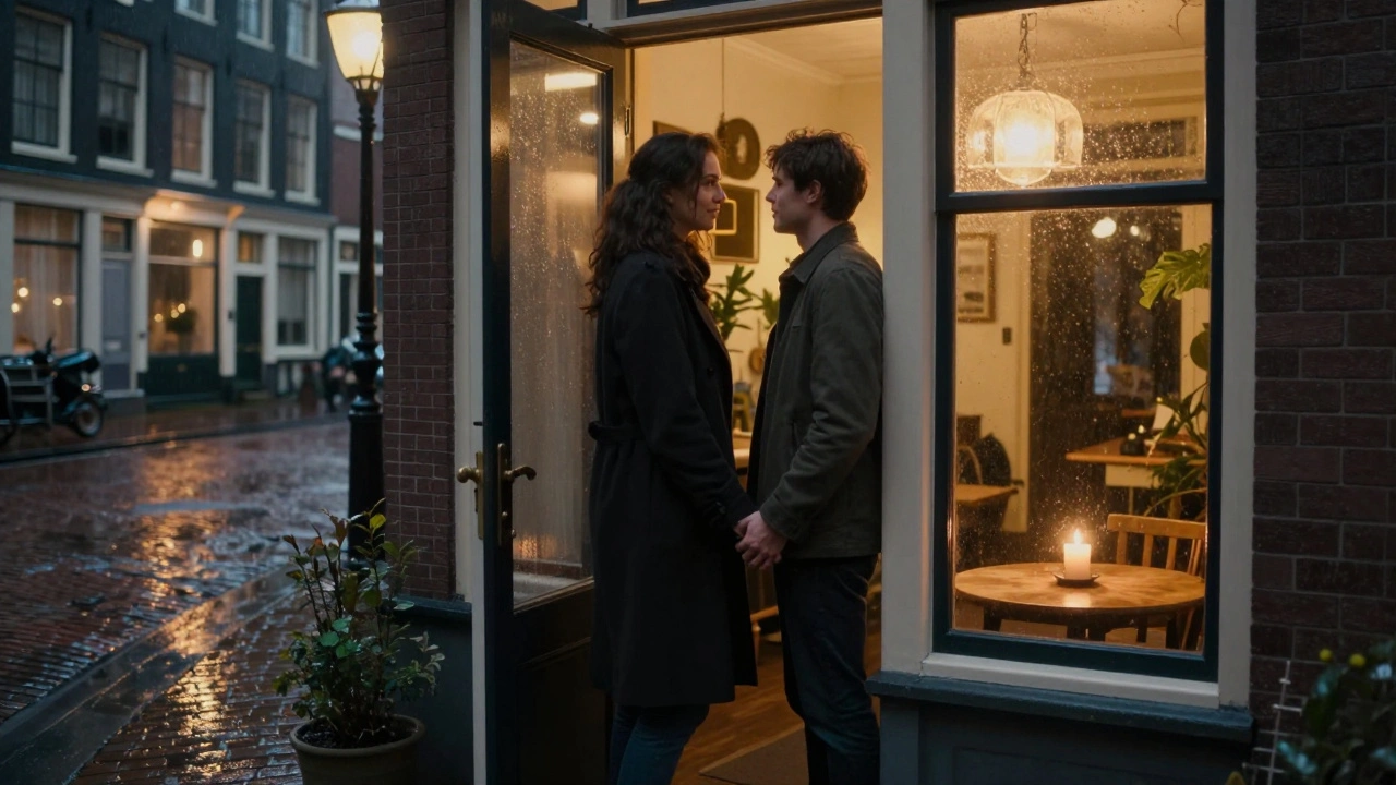 Een paar staat aan de deur van een wellnessruimte in Amsterdam, hand in hand, klaar om binnen te gaan naar een moment van verbinding.