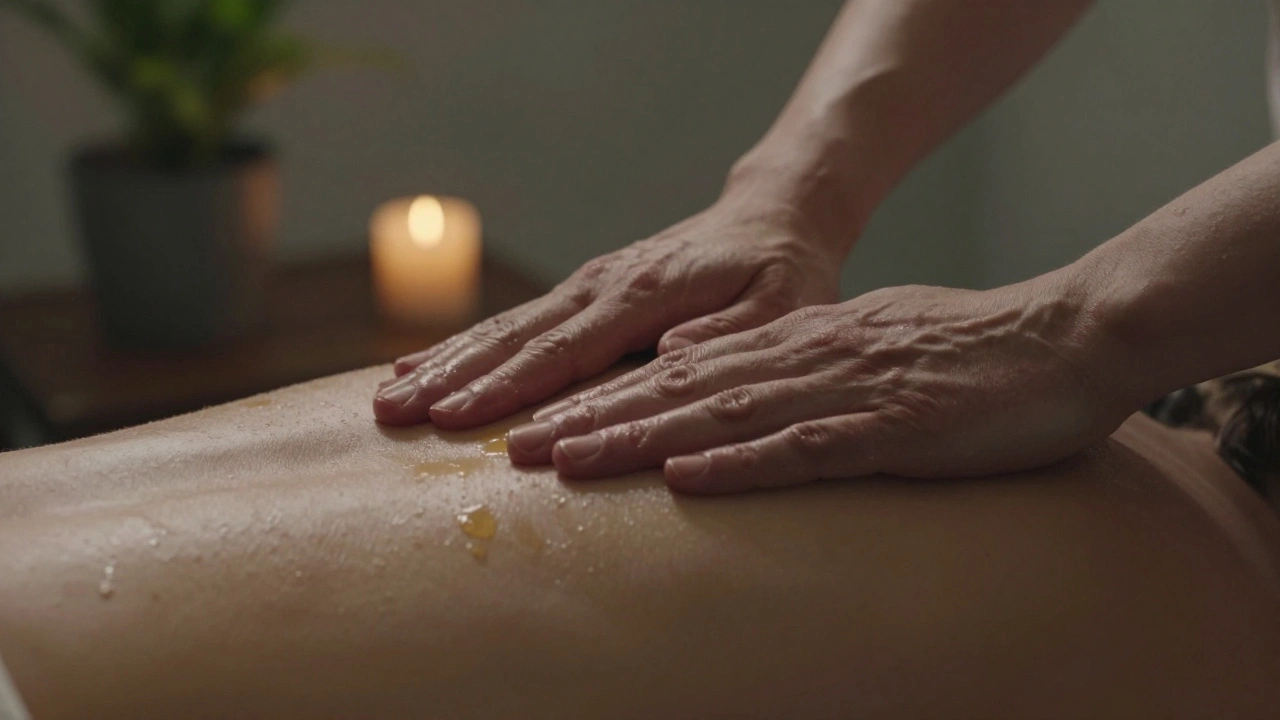 Handen glijden zacht over schouders met warme olie, spieren ontspannen onder langzame bewegingen.