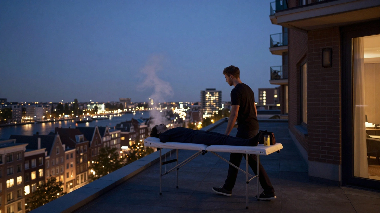 Mobiele masseur staat op een dakterrass met uitzicht op de Amstel, met een opvouwbare massagetafel en een thermoskan thee.