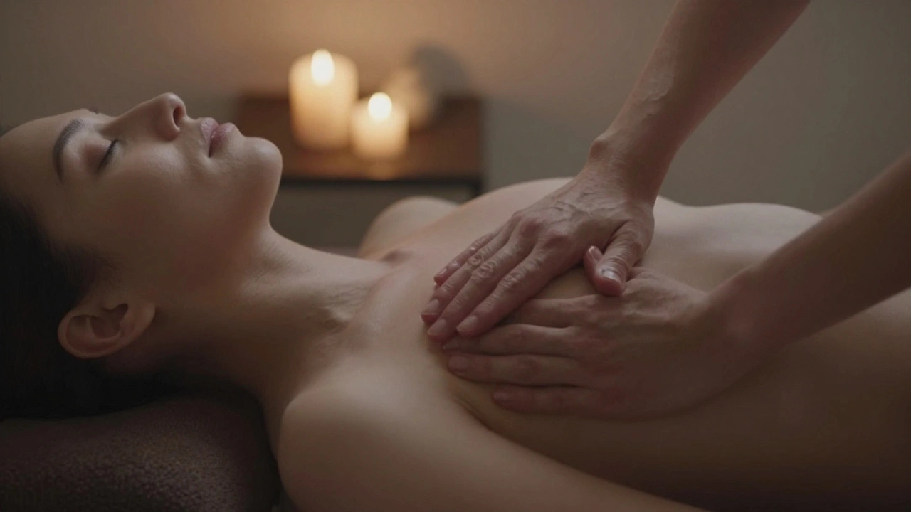 Persoon pauzeert massage om naar lichaam te luisteren, zachte kaarsen, zelfzorg.