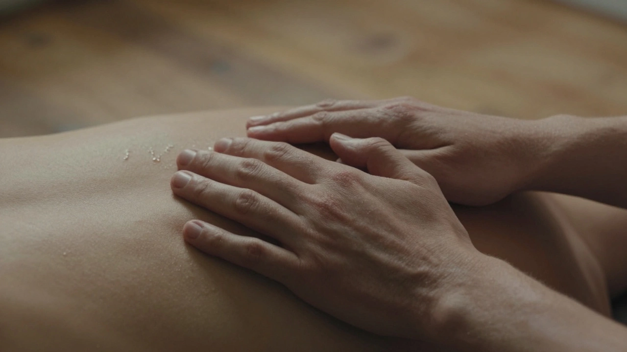 Nauwe close-up van twee handen die zacht een rug masseren met olie.