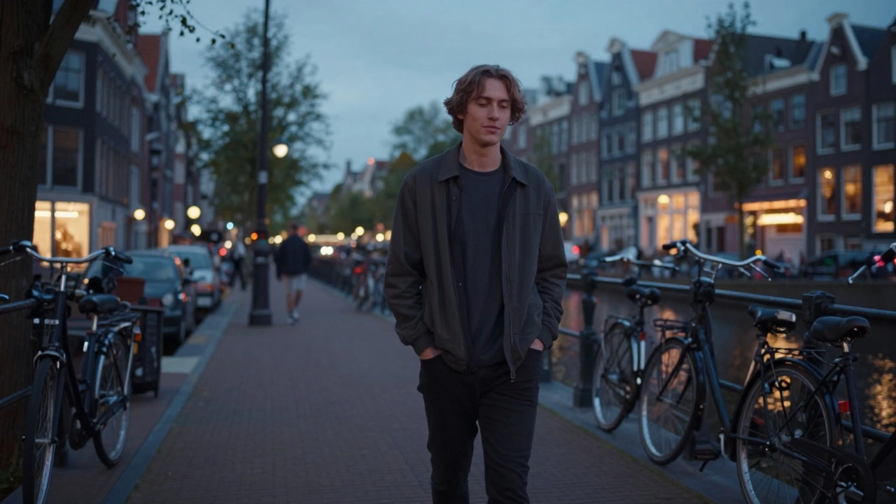 Ontspannen persoon wandelt langs de Amsterdamse grachten.