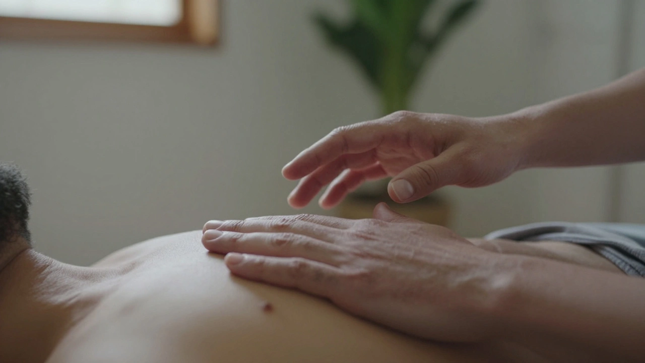 Twee handen, één boven de andere, zonder aanraking—een moment van aanwezigheid.